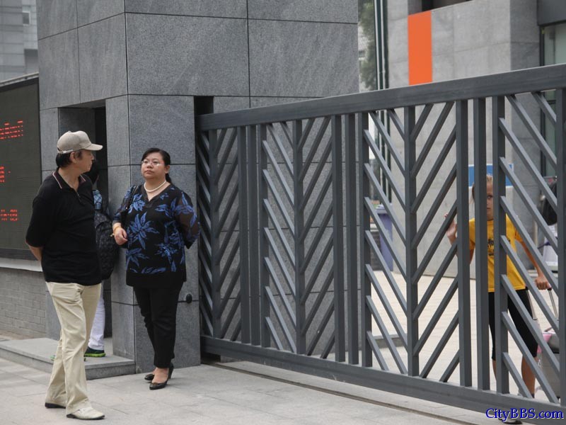 价格又贵，“服务”又不好，那么家长们愿意花大价钱来这里的原因会是什么？这位家长说，他们从孩子出生就计 ...