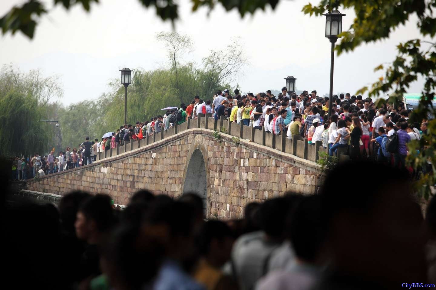国庆黄金周 西湖景区爆满 西湖边人头攒动