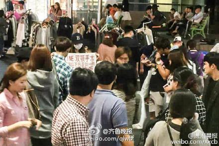中国多名赴韩整容失败女孩在首尔街头示威