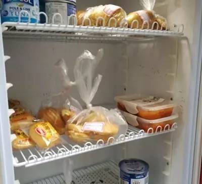 上海街头出现一台食物免费冰箱