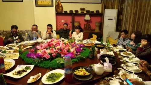 华人回国参加同学聚会感慨：没有人真的想你