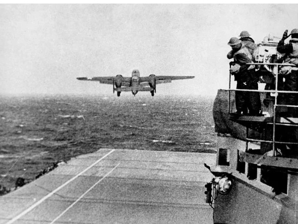 B-25米切尔型轰炸机从大黄蜂号起飞