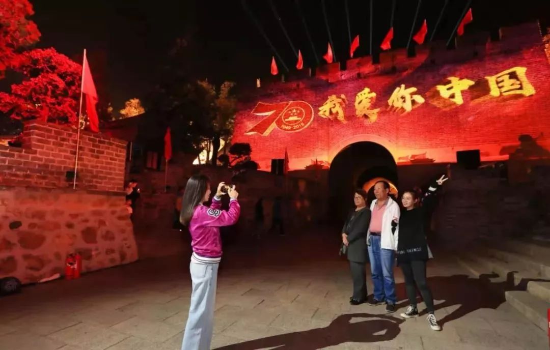 八达岭长城点亮灯光秀