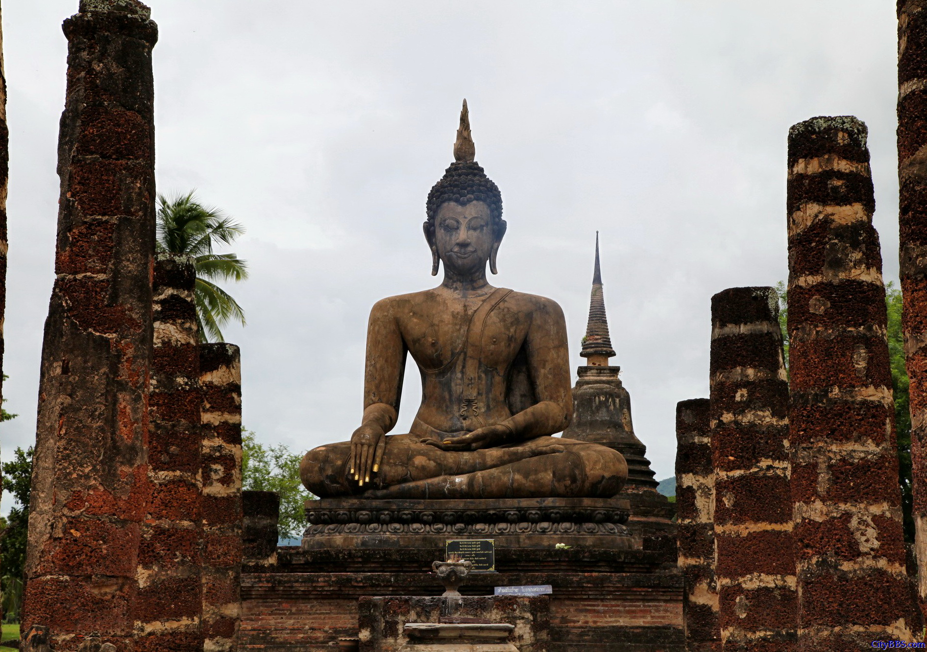 庄严的佛像