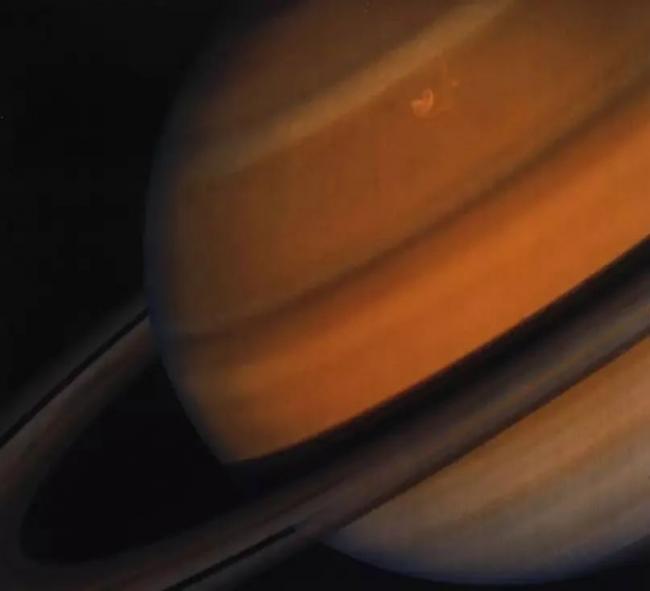 1981年1月1日，旅行者2号清晰拍摄到土星周围的环状特点。