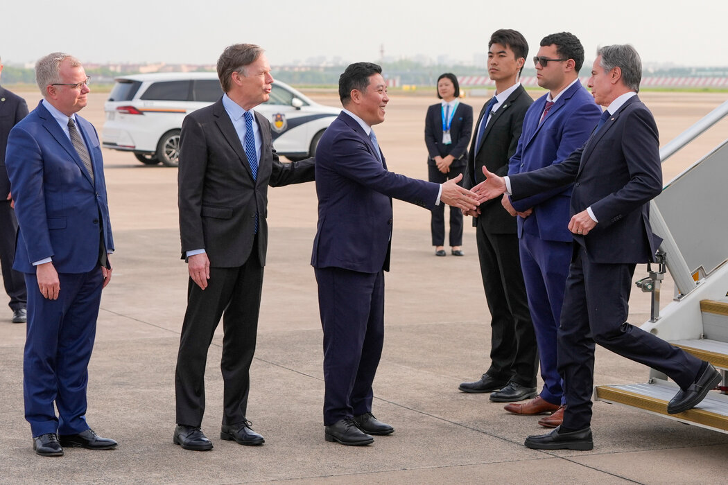 美国国务卿布林肯周三抵达上海，受到上海市外事办公室主任孔福安的欢迎