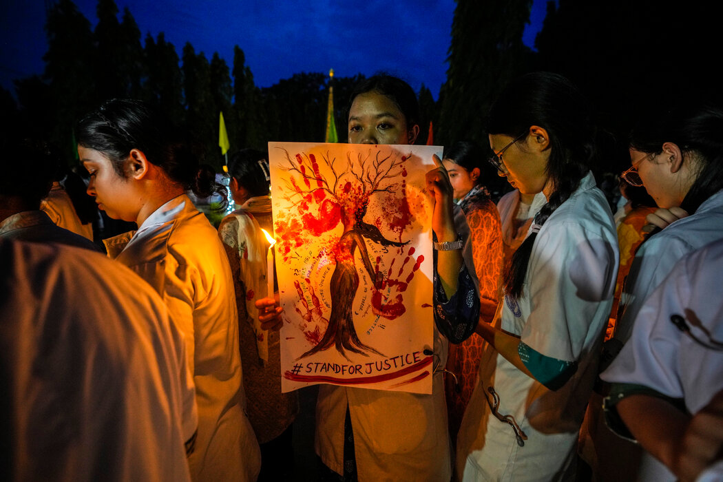 人们在印度古瓦哈提举行守夜活动，悼念那名被杀害的女子