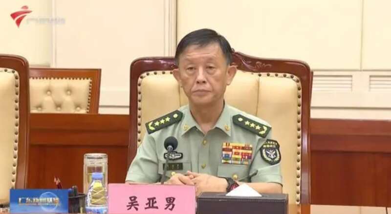 吴亚男上将出生于1962年，早前曾担任中部战区司令员