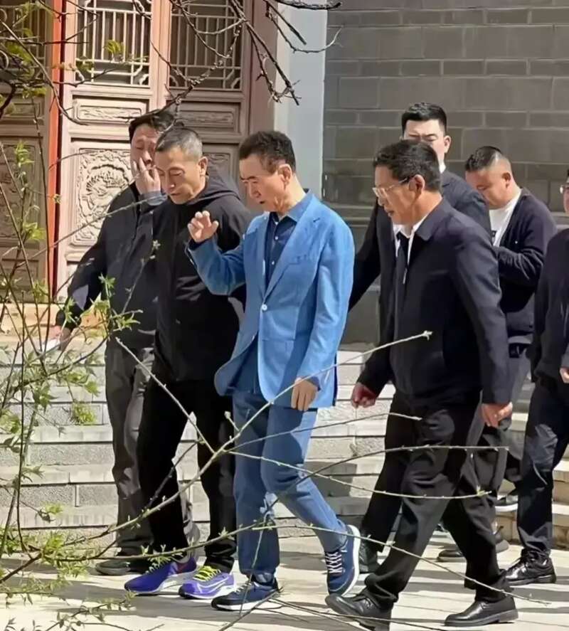 一张王健林瘦成皮包骨的照片