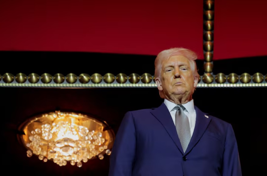 美国总统唐纳德·特朗普站在美国华盛顿特区肯尼迪中心的总统包厢前