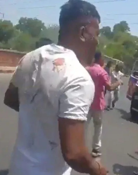 社交媒体上的视频显示，一名疑似为拉梅什的男子一瘸一拐地离开坠机现场