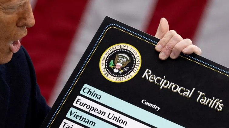 美国总统唐纳德-特朗普在白宫玫瑰园发动关税大战