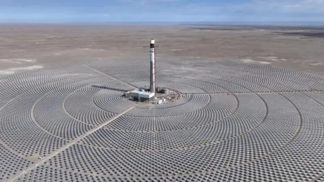 中国甘肃省酒泉市的光热电站施工现场鸟瞰图