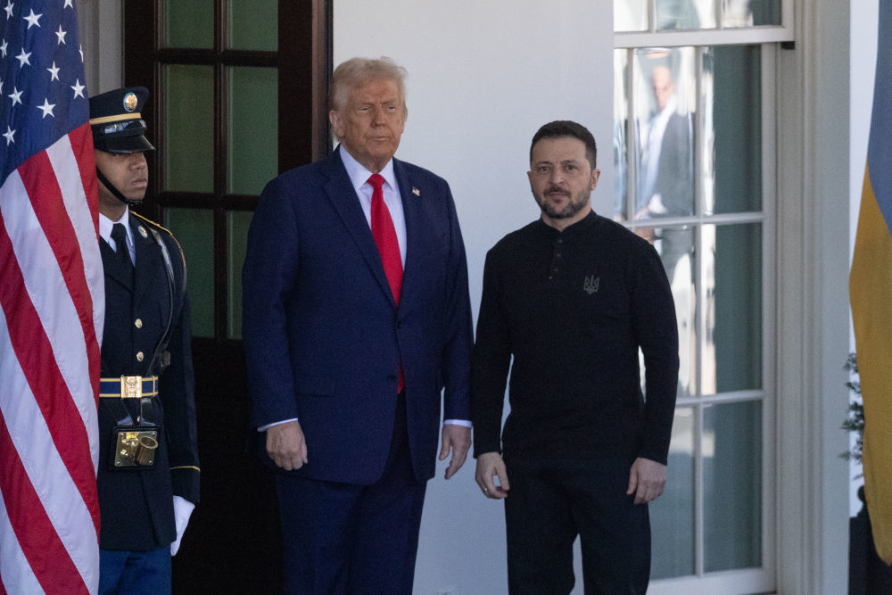 2月28日，美国总统特朗普在华盛顿白宫迎接乌克兰总统泽连斯基（右)