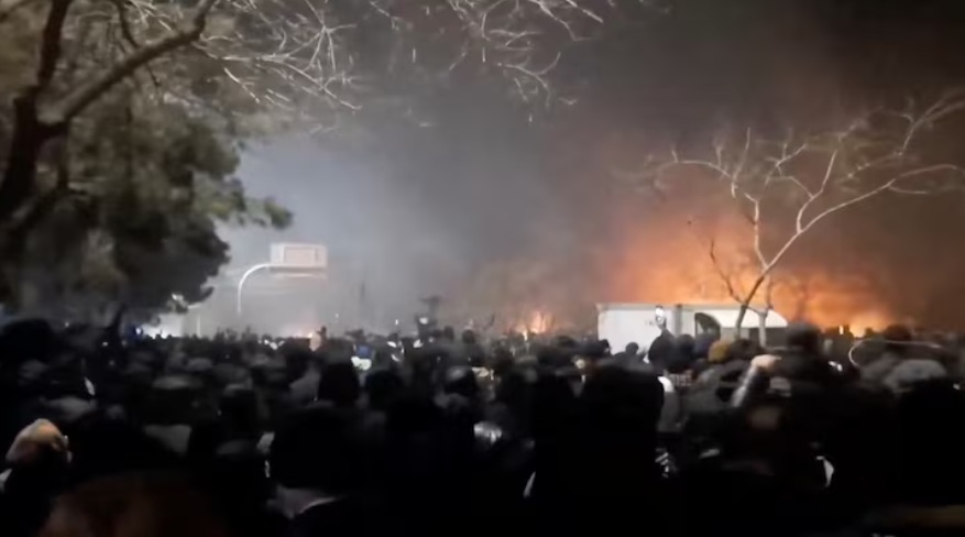 2026年1月10日，伊朗拉扎维霍拉桑省马什哈德市瓦基拉巴德高速公路，抗议者聚集，浓烟升腾 ...