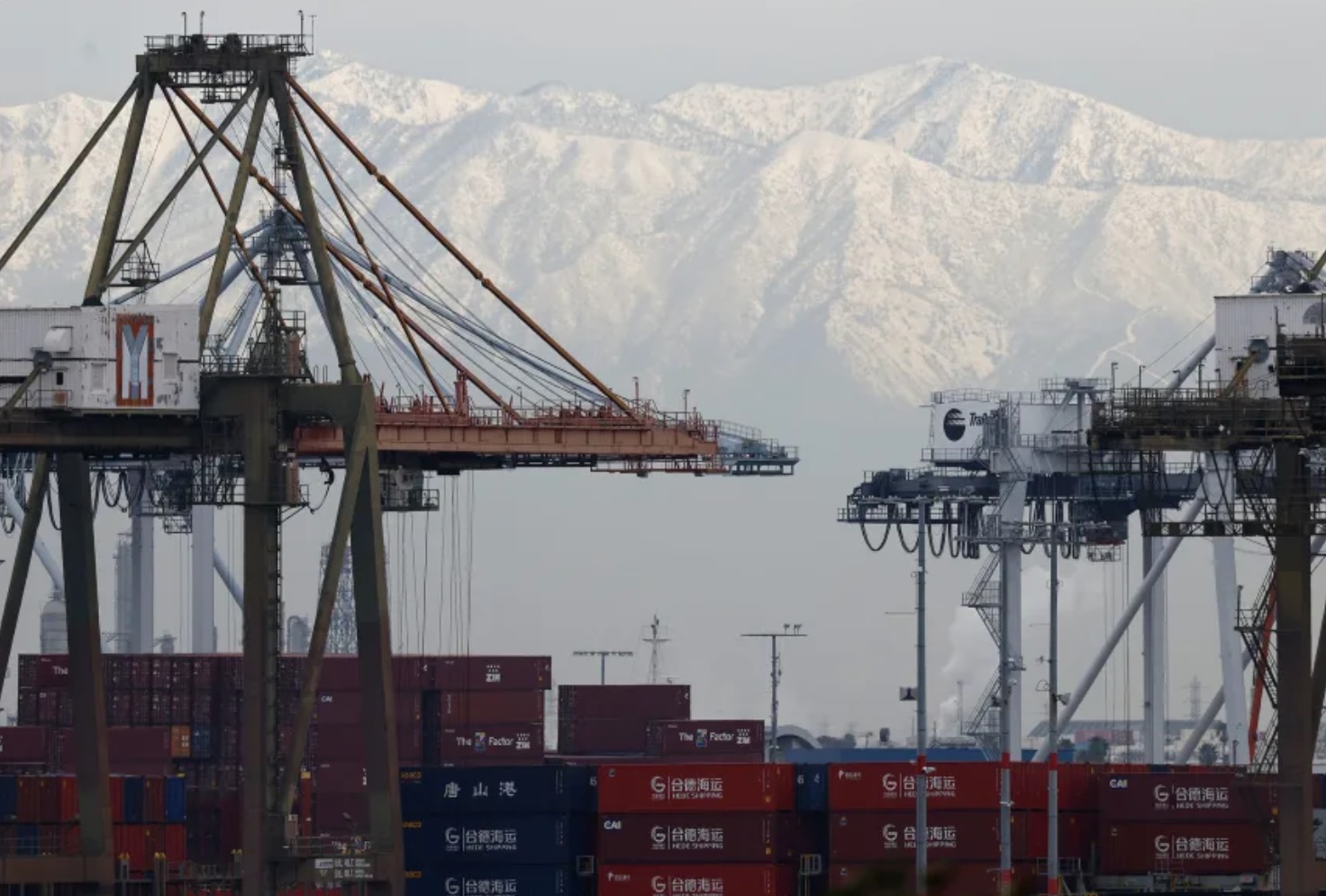周五，起重机站在洛杉矶港的集装箱上方