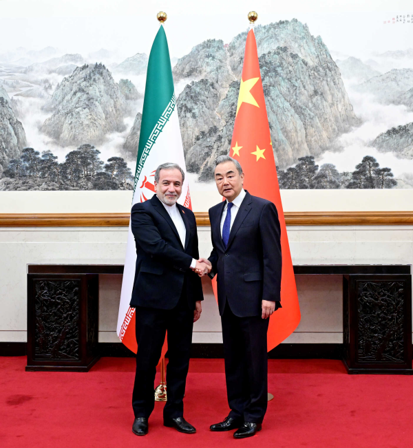 中国外长王毅在北京同伊朗外长阿拉格齐会谈