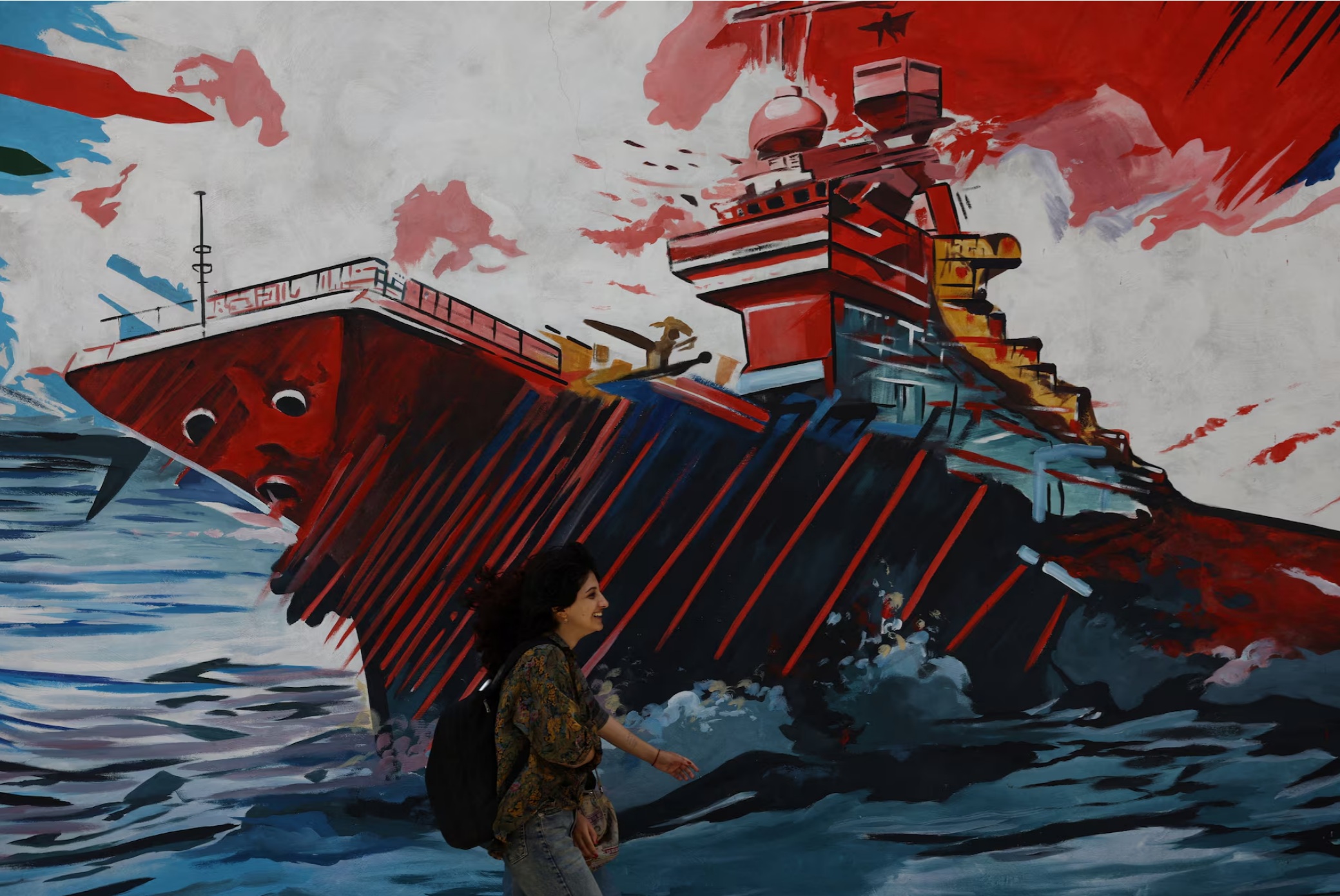 2026年5月6日，一名伊朗女子走过伊朗德黑兰街头的一幅壁画